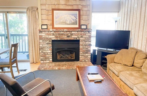 Mammoth Lakes House | Chamonix 99- Walk To Slopes at Canyon Lodge