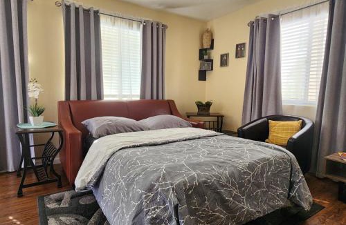 Keeling Apartment | Charming 1-bed apt, cook-ready kitchen, laundry, 5-8 mins to U of A and Downtown