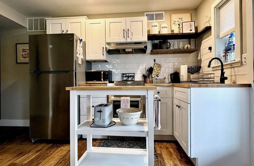Somers Bed & Breakfast | Charming 1 bed/bath Suite in waterfront Cottage