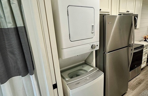 Glendale House | Charming 1-bedroom, bath - Tiny Home with WiFi, AC with a Pickleball Court
