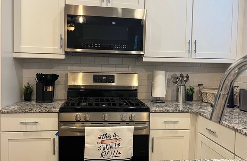 Glendale House | Charming 1-BR house with AC, king size bed, full kitchen, WiFi, smart TV, etc.