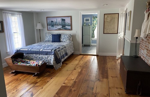 Saunderstown House | CHARMING 1812 FARMHOUSE SPACIOUS, RELAXING- like vacationing in your own B&B