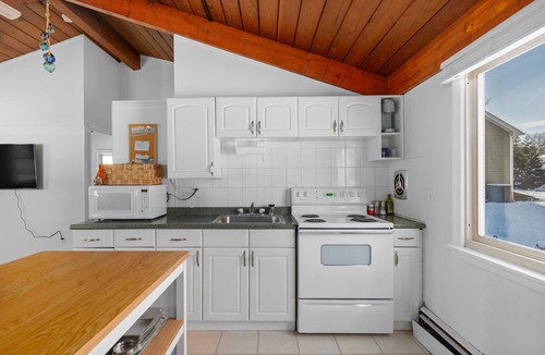 Wakefield-Peacedale House | Charming 2-bedroom Cottage in South Kingstown