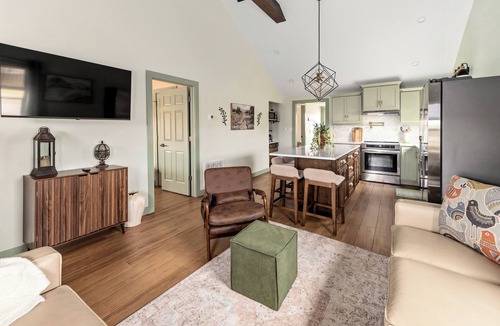 Campbellsville House | Charming 2 Bedroom 2 Bath Cottage near the lake.