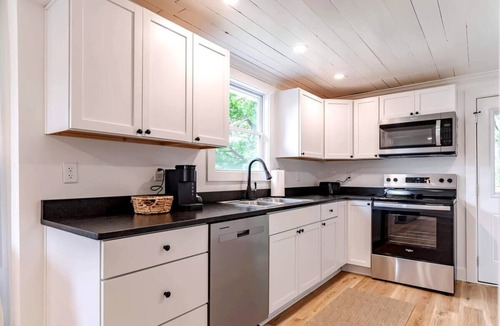 Elizabethtown House | Charming 2-bedroom house in Elizabethtown with WiFi and AC