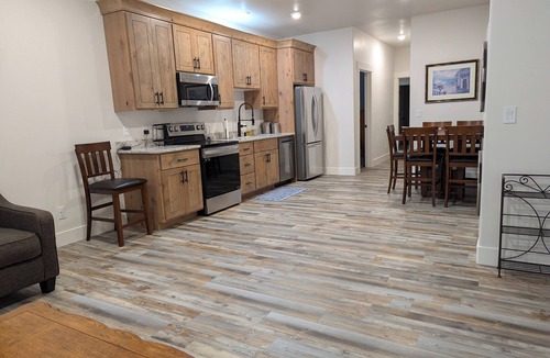 Newcastle Apartment | Charming 2-bedroom apartment with WiFi , AC and Heating in serene Enterprise
