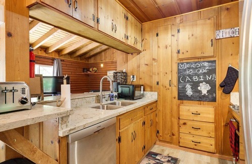 Phoenix Lake-Cedar Ridge Cabin | Charming 2-bedroom cabin in Sonora with WiFi and AC With private lake