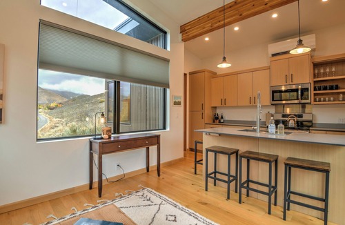 Hailey Cottage | Charming 2 bedroom Cottage in Dark Sky Corridor, Wildlife and Silence!