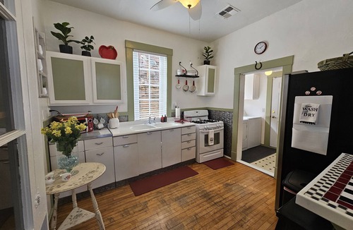 Jerome House | Charming 2-bedroom house in delightful Jerome on the boardwalk with WiFi, AC