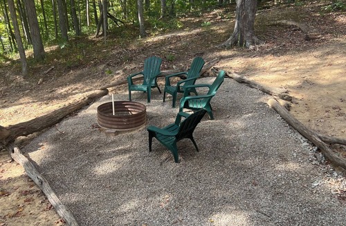 Laurelville Cabin | Charming 2-bedroom cabin in enchanting Hocking Hills with WiFi, AC