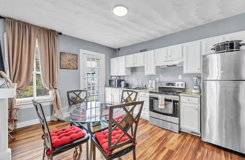 Portsmouth Apartment | Charming 2 BR vintage duplex upstairs apartment in Historic Portsmouth AC & WIFI