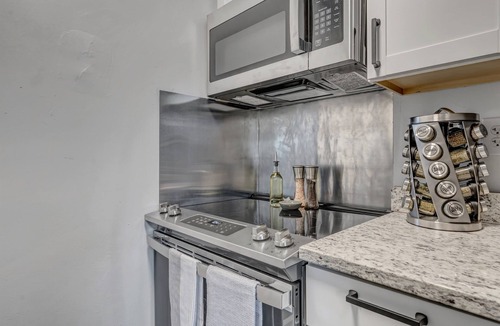 Bayview Condo | Charming 2BR Norfolk Home 2 blocks from Beach