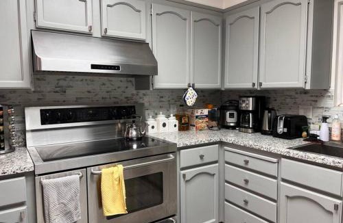 Acampo House | Charming 3 Bedroom Farmhouse Retreat with Open Deck