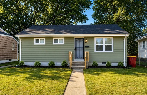 Petersburg House | Charming 3-bedroom house with AC in cozy Petersburg