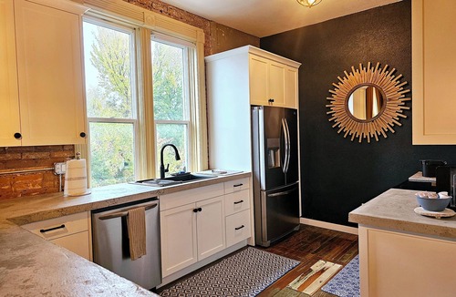Uniontown House | Charming 3-bedroom historic Brick Loft in Uniontown with WiFi