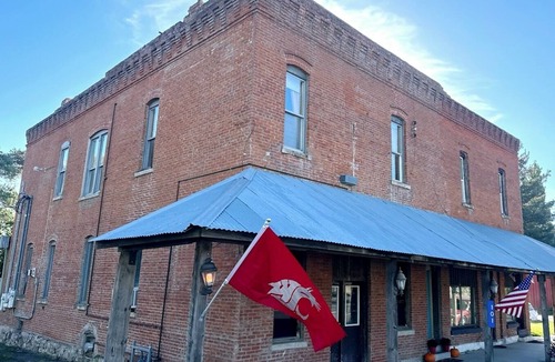 Uniontown House | Charming 3-bedroom historic Brick Loft in Uniontown with WiFi