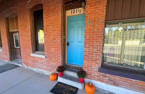 Uniontown House | Charming 3-bedroom historic Brick Loft in Uniontown with WiFi
