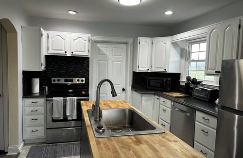 Georgetown Cottage | Charming 3-bedroom pet-friendly cottage in lovely Georgetown w big fenced yard