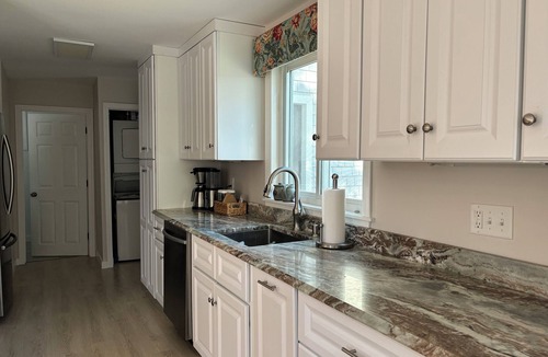 Charlestown House | Charming 3-bedroom townhome-like guest unit with AC and WiFi in QEBA