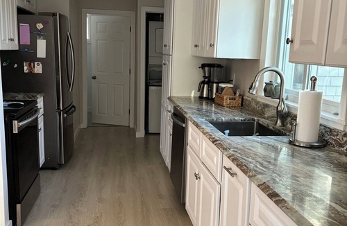 Charlestown House | Charming 3-bedroom townhome-like guest unit with AC and WiFi in QEBA