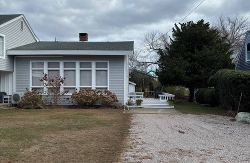 Charlestown House | Charming 3-bedroom townhome-like guest unit with AC and WiFi in QEBA