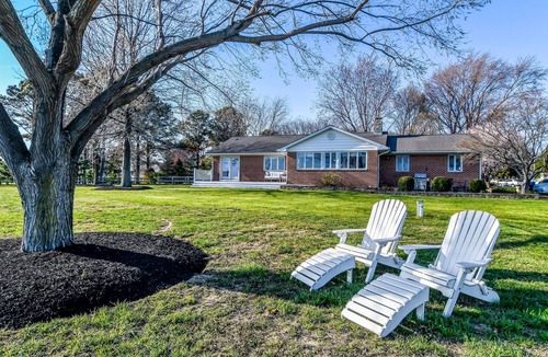 Stevensville House | Charming 3 Bedroom 3 Bath Beach Front Property