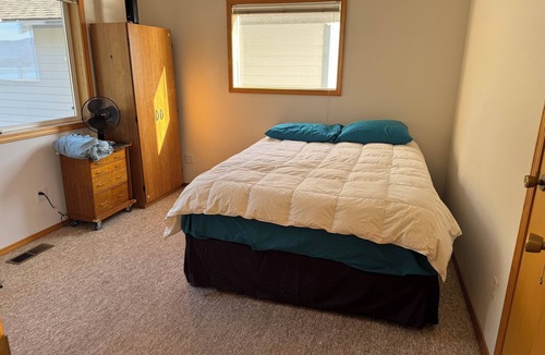 Laclede Bed & Breakfast | Charming 3-bedroom waterfront home in peaceful Laclede with AC, WiFi.