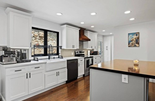 Bowling Green House | Charming 4-bedroom house with AC, WiFi in tranquil Bowling Green.