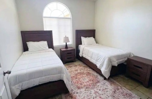 Porterville Villa | Charming 4-bedroom 3-Bathroom Villa in Porterville