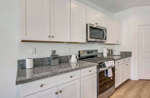Coachella House | Charming 7-bedroom house Pickleball+Spa+Pool+BBall+13Beds