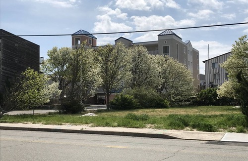 Midtown Ocean City Condo | Charming Beach Condo w/Free WiFi, a Full Kitchen, Balcony, & a Shared Pool