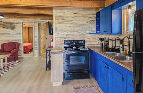 Alpine Village Cabin | Charming cabin close to activities with spacious deck and great views
