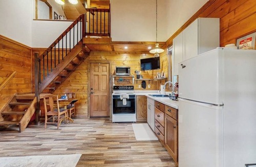 Woods Bay House | Charming cabin in Big Fork, pet friendly, firepit, 5 min to Lake, fly-fishing