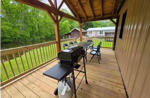 South Butler Cabin | Charming Cabin in Clyde, with a relaxing hot tub!