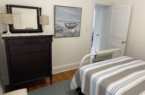 Norfolk Cottage | Charming Captain’s Cottage just steps from Willoughby Beach