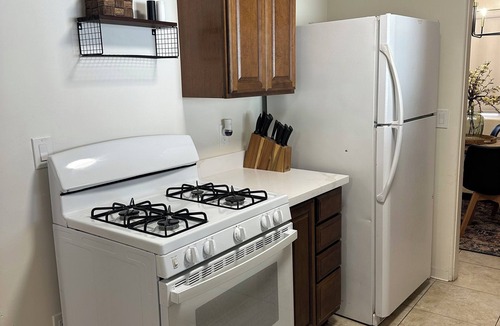 Thatcher House | Charming, CLEAN 3-bedroom house with AC, WiFi in Great Location