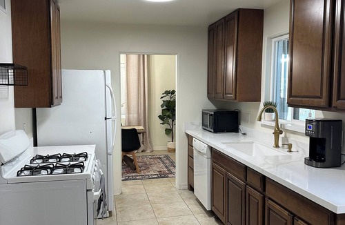 Thatcher House | Charming, CLEAN 3-bedroom house with AC, WiFi in Great Location