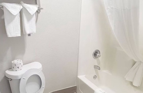 Jeffersontown Hotel | Charming & Comfortable Room Near Anchorage Trail | Free Parking & Pool Access!