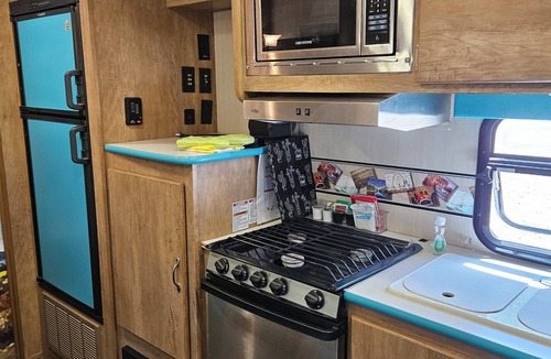 Phoenix Lake-Cedar Ridge Apartment | Charming Comfortable Vintage RV Coach Near Yosemite
