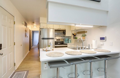Oak Harbor Apartment | Charming Condo on Lake Erie w/Community Pool
