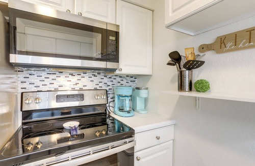 Oak Harbor Apartment | Charming Condo on Lake Erie w/Community Pool