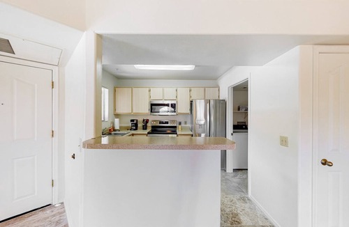 Tucson Condo | Charming condo with mountain views, pool, AC, & washer/dryer