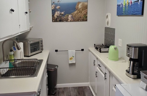 Mountain Club Apartment | Charming Cottage in the Pines of Prescott ONE mile from Historic Whiskey Row