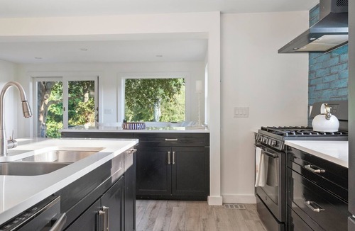 Charlestown Cottage | Charming Cottage on Freshwater Pond in Charlestown