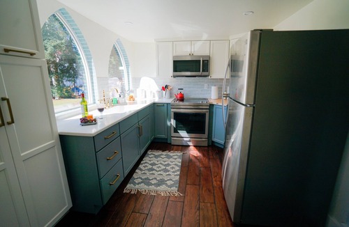 Silverton Cottage | Charming Cottage with Hot Tub – Minutes from Silver Falls State Park