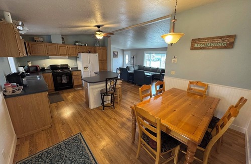 Enoch House | Charming Countryside, 3 bedroom, 2 bath home with plenty of parking.nn