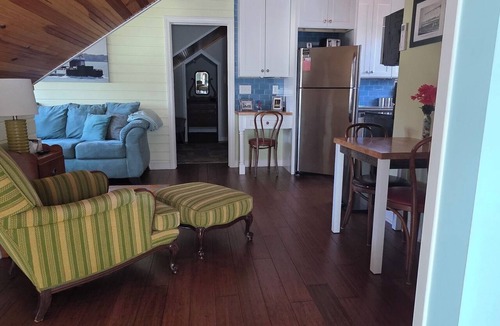 Put-in-Bay Apartment | Charming Couples Get-away at Put-in-Bay. - The Screened Inn