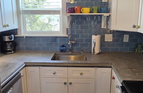 Put-in-Bay Apartment | Charming Couples Get-away at Put-in-Bay. - The Screened Inn