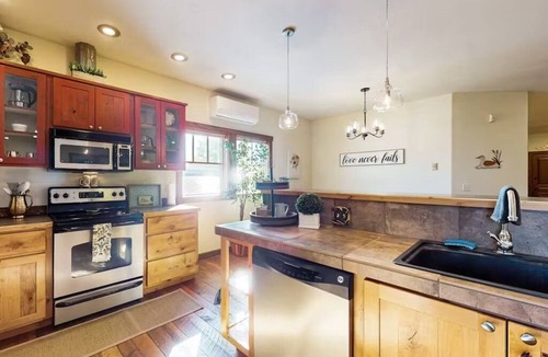 New Meadows Condo | Charming Cozy Cottage with Arcade game and access to everything FUN! 25yrs +only