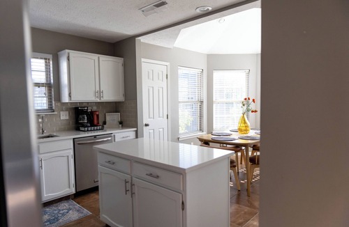 Fishers House | Charming Cul-de-Sac Home- SLEEPS 10-Game Room & B-ball court